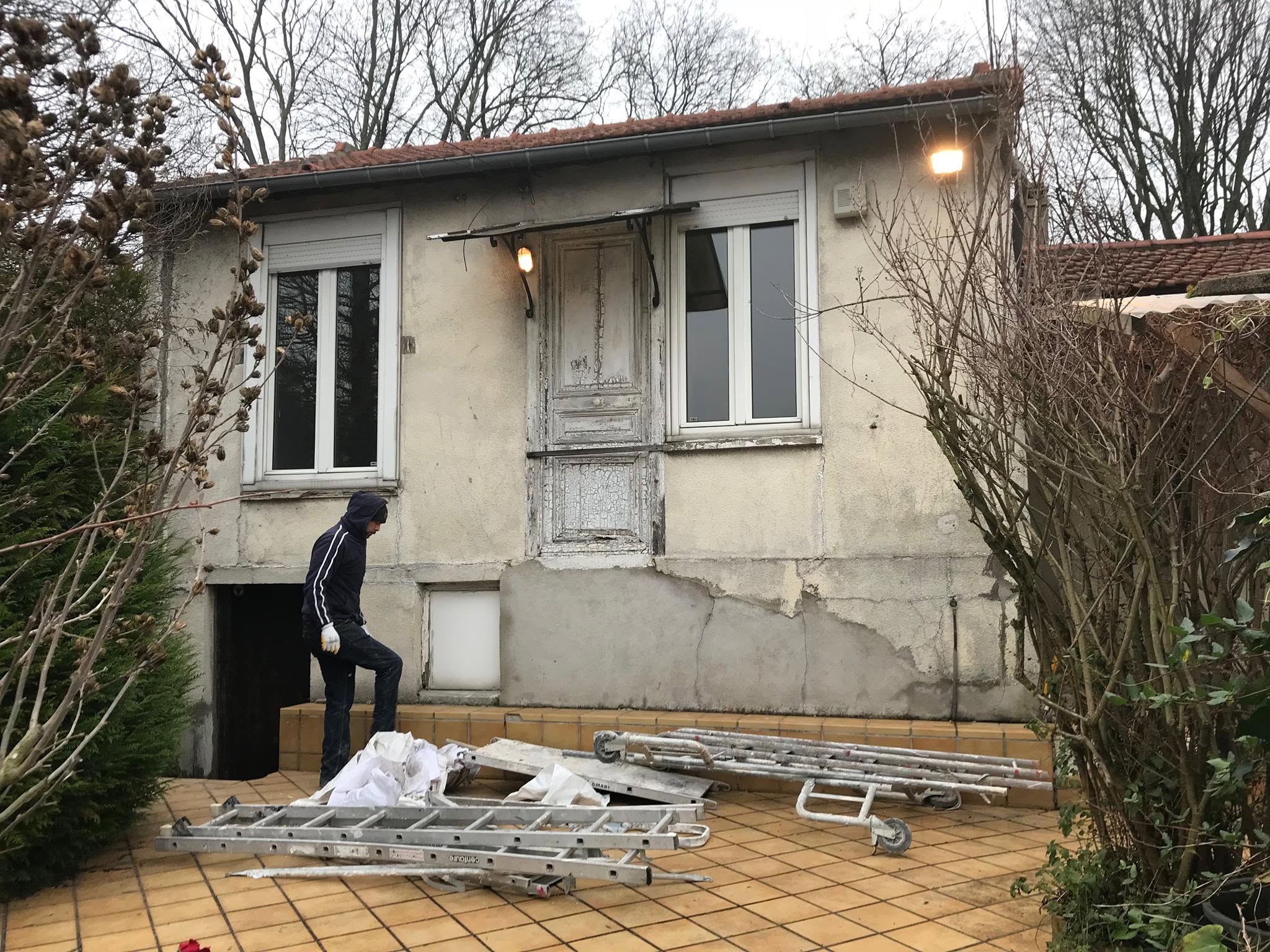Construction de maison avec menuiseries prêtes à être posées